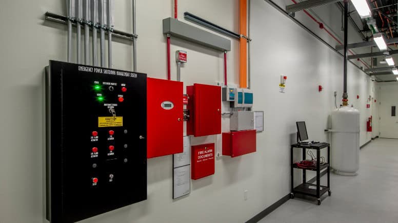 Une entreprise avec un système de sécurité complet pour protéger son personnel