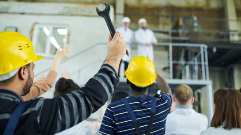 Des ouvriers de production automobile en grève à cause de la IATF 16949